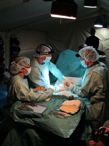 Træning i operationsmodulet. Foto: Forsvarets Sundhedstjeneste / Mikael Nielsen