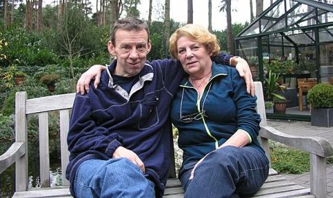 Luc Ennekens og "plejemor" Toni Smit.