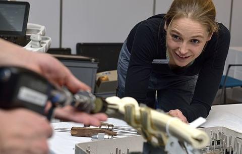 Sys H. Svensson - mener, at alle kommende ortopædkirurger bør have mulighed for at øve avancerede operationsmetoder på kunstige knogler. Foto: Jørgen Ploug.
