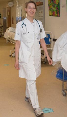 KBU-læge Sofie Vestergaard Juul: "Jeg tager rimeligt ofte frem og tilbage med sygehusets personalebus. Den bus er jeg virkelig glad for". Foto: Finn John Carlsson.