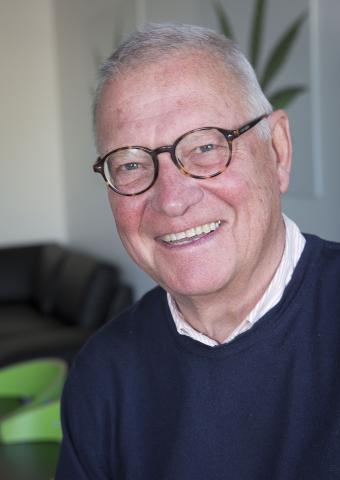 Tidligere overlæge på Rigshospitalet og professor ved Københavns Universitet, Helmer Ring-Larsen, arbejder fortsat både med hepatologi og undervisning i farmakoterapi.