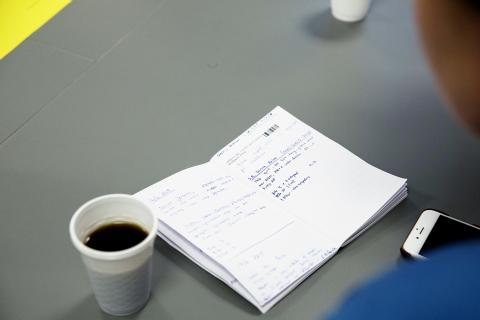 Det er altid den yngre læge, der har haft nattevagt, som præsenterer Dagens Case. Efter en lang nattevagt kan der være brug for kaffe.