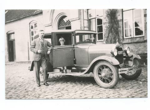 Doktor Agerly foran sin Obel Record. Ifølge en af børnebørnene var han berygtet for aldrig at kigge sig for, når han kørte over et kryds. Han forventede, at alle holdt tilbage for lægen. 