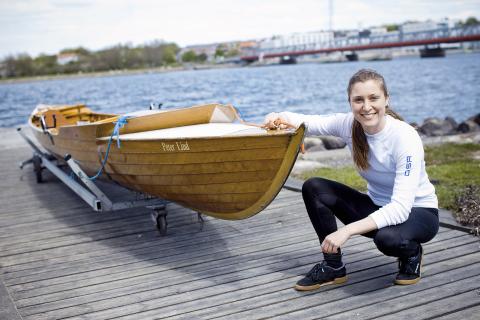 Bogstaverne DSR øverst på Anne Katrine Bisgaards ærme står for Danske Studenters Roklub. Hun var aktiv i den københavnske roklub i syv år, inden hun flyttede tilbage til Aalborg og startede i Roklubben Ægir. Foto: Claus Boesen