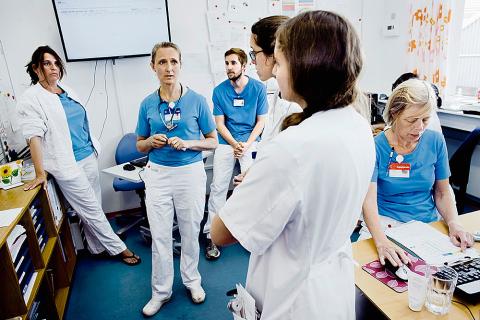 VED TAVLEMØDET GENNEMGÅS PATIENTERNE PÅ BØRNEMODTAGELSEN, HERLEV HOSPITAL. OVERLÆGE MARIANNE SJØLIN FREDERIKSEN KOMMER IKKE MED FÆRDIGE SVAR, MEN LÆGGER PROBLEMSTILLINGERNE UD TIL DE DELTAGERE PÅ MØDET, DER ER UNDER UDDANNELSE. Foto: Claus Boesen