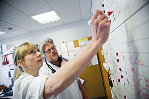 Ledende overlæge Ejler Ejlersen (i baggrunden), Medicinsk Afdeling, Vejle Sygehus.
