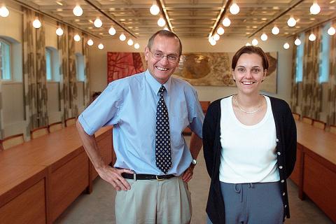 Bent Hansen står i 2000 med sin datter Pernille Blach Hansen, der tidligere sad i Folketinget for Socialdemokratiet og nu er ansat i Lego. Foto: Scanpix