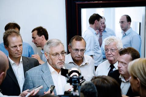 Bent hansen i 2007 efter forlig om regionernes økonomi. Sammen med bl.a. daværende finansminister Thor Petersen. Foto: Scanpix