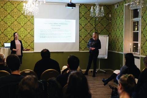 Betina Keldorff, cand.jur. og specialkonsulent i Styrelsen for Patientsikkerhed og afdelingslæge Susanne Scheppan fra Lægeforeningens Lægeansvarsudvalg underviser på kurset. Foto: Claus Bech