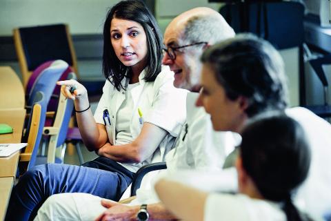 "Det er selvfølgelig ikke alting, man kan gøre noget ved. Men de gør virkelig alt, hvad de kan, for at gøre uddannelsen så god som mulig," siger Asrin Rasul (til venstre) om de uddannelsesansvarlige overlæger. Foto: Claus Boesen