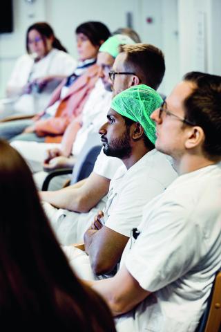 To tirsdage om måneden mødes klinikkens yngre læger og taler om deres arbejdsmiljø og uddannelse. Foto: Claus Boesen.