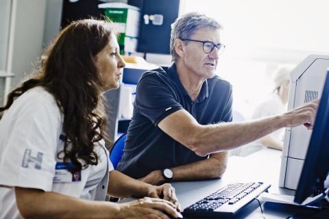 ”Vi kunne godt have tilfælde, hvor ortopædkirurgen mente, at patienten kunne udskrives, men Beata mente, at der skulle mere medicinsk optimering til,” siger ledende overlæge Peter Gebuhr. Her sammen med Beata Malmqvist. Foto: Claus Boesen