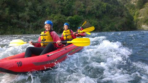 Ikke kun fødsler kan foregå i vand. Kamilla befinder sig selv så godt i det våde element, at hun i fritiden i det sønderjyske dyrker både kajak og windsurfing. Her er dog i New Zealand, har er ude på de vilde vover.