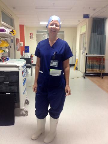 Selv om forholdene måske ikke var ideelle, havde Kamilla en lærerig tid på hospitalet i den newzealandske storby Hamilton. Her i fuldt operationsudstyr – inklusive hvide gummirøjsere.