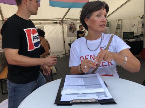 Lotte Kehlet, sygeplejerske og rådgivningschef i AIDS-fondet, gør klar til HIV-teste gæster på Rådhuspladsen under Copenhagen Pride 2018. 