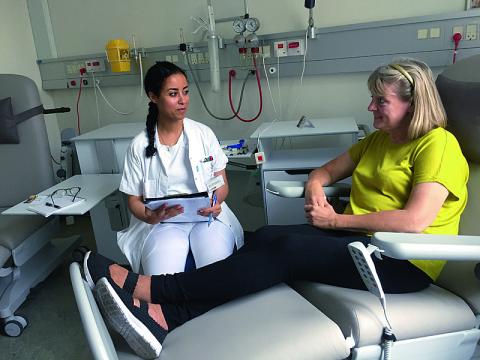 Alice Mikkelsen er kommet til Fællesambulatoriet mandag morgen efter at være henvist af sin egen læge fredag eftermiddag. På billedet er hendes medicinhistorie ved at blive gennemgået af farmaceut Anissa Aharaz.