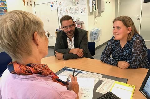 Annette Olsen har diagnosen neurofibromatose. Selvom hun er fyldt 18 år, vil hun gerne have sin far med - familien er kommet hos overlæge Stense Farholt, siden Annette var fire år. Foto: Ditte Damsgaard 