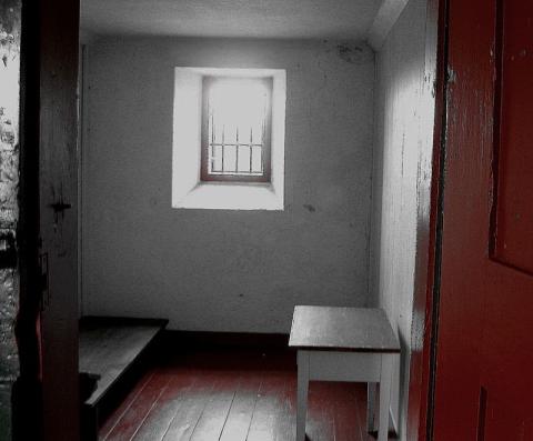 Dr. Dampes celle i fængslet på den isolerede ø. (Wikipedia)