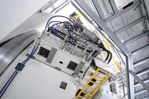 Bag behandlerrummet er bagsiden af strålekanonen, kaldet gantryen. Den er tre etager høj. Foto: Jesper Voldgaard.