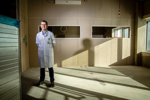 Ledende overlæge Nikolai Hoffmann-Petersen i medicismek afdeling, som han skal drive om mindre end to år. Foto: Jesper Balleby.