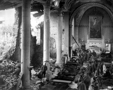 Amerikansk nødlazaret i ødelagt kirke i Frankrig, 1918. Foto: Sgt. J.A. Marshall / US Army Reserve.