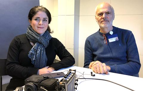 Gynækolog Negin Jaafar og formand for Det Etiske Råd Gorm Greisen diskuterer lovforslaget i Ugeskriftets podcast. Foto: Ugeskriftet. 