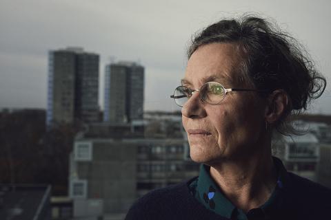 Fra praksissen på femte sal er der udsigt over hele Brøndby Strand, men det er svært for Lise Dyhr og hendes kolleger at bevare det faglige overblik, når tolkegebyret står i vejen for effektiv kommunikation. Foto: Ulrik Jantzen.