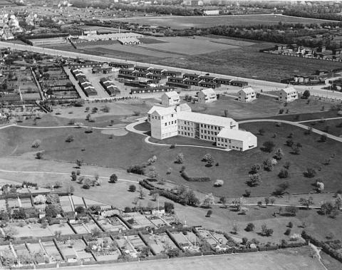 Aarhus Universitet - den første bygning plus de fire professorvillaer. Luftfoto 1933.