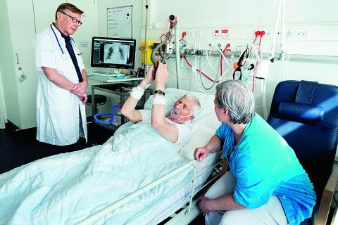 Der er blevet langt mere tid sammen med patienterne, efter Lungemedicinsk Afdeling på Slagelse Sygehus er flyttet ind på nybygget afdeling med enestuer. Overlæge Torben Vilhelm Stjernbjerg bruger tiden til at danne et mere fuldt billede af situationen.