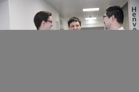 Uddannelse og drift flyder ind i hinanden på afdelingen. KBU-læge Esben Mindsbjerg, afd. lægerne Mette M. Lauridsen og Morten Halling er tilfredse. Foto: Palle Peter Skov.