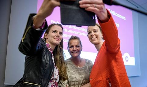 Selfie med Ellen Trane Nørby (V), Karina Adsbøl (DF) og Julie Skovsby (S). Foto: Palle Peter Skov 