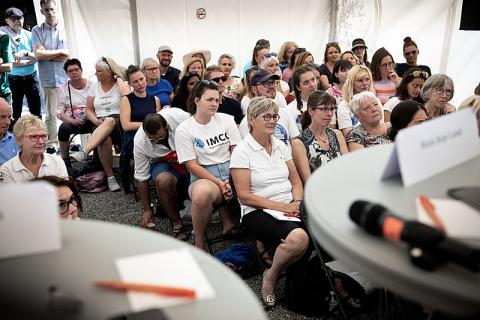 Publikum fyldte teltet.