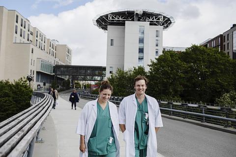 Lægerne Signe og Simon Munkesø Palludan stod til at falde for fireårsreglen og flyttede derfor til Norge for at blive anæstesiologer i 2014. I dag har de to børn og et arbejdsmiljø, der ikke kan matche det danske. Foto: Therese Alice Sanne.