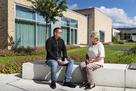 I Slagelse har lægerne skabt et tilgængeligt uddannelsesmiljø og et åben dør-sted. Det er det hele som én maskine, der driver en kulturændring. Her ses Ragnar Klein Olsen sammen med Åse Hübbe. Foto: Claus Bech. 