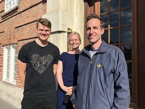 Lui Näslund Koch, Anna Roe Rasmussen, Asbjørn Hasselager mener, at mandlige læger skal tage mere barsel. I Ugeskriftets podcast diskuterer de, hvilke barrierer der afholder mænd fra at gøre det.   