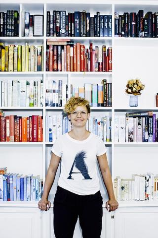 Cæcilie Trier Sønderskov mener, at åbenhed om seksualitet på arbejdspladsen er vigtig, så LGBT-personer kan lære deres kolleger rigtigt at kende, og så de ikke går og holder noget så vigtigt hemmeligt. Foto: Claus Boesen. 