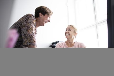 Læge Anne-Mette Rotwitt sammen med sygeplejerske og jordemoder Winnie Hjermind, der nu kommer en del op i tid. Det har hun det godt med. 