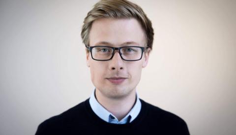 Emil Iversen er under uddannelse i akutmedicin. Lige nu arbejder han på en stor akutafdeling i London. Her det akutmedicinske arbejde blevet en tankegang, man flaskes op med, siger han.