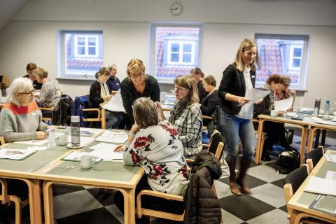 Klinikpersonale arbejder i grupper med udvalgte cases om urininkontinens. Foto: Claus Boesen