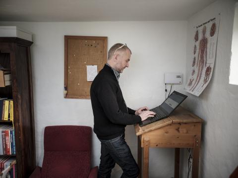 I arbejdsværelset i kælderen har Jakob Greve Carlsen været alene med sine tanker, når der igen var brev fra Styrelsen. 