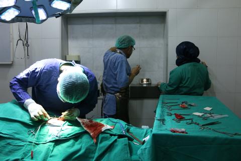 Salim Namour spillede klassisk musik fra sin mobiltelefon for at berolige både patienterne og personalet. Foto: National Geographic