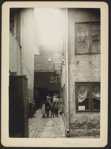 Udsnit af foto: Det Kgl. Bibliotek - Vognmagergade 16, København, baggården, 1890’erne. 