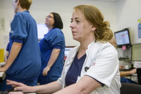 Foto: Palle Skov - I Koordinationsrummet findes overblikket over patientflowet. Herfra dirigeres læger og sygeplejersker rundt til patienterne og det er også her, der dikteres og konfereres.