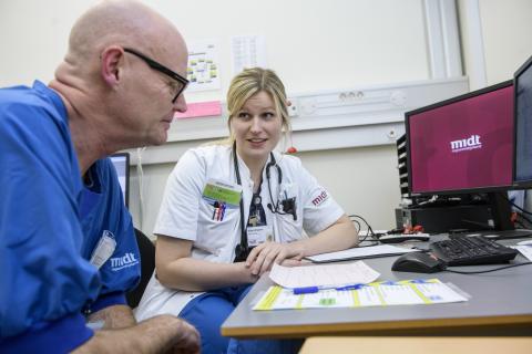 Foto: Palle Skov -  Der er blevet tid til lidt supervision. KBU-lægen Sophie Ortgren gennemgår tre journaler sammen Henrik Ømark Petersen