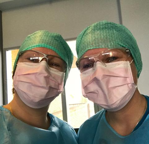 »Med alt udstyret på kunne man slet ikke se, hvem der var hvem eller endda genkende sig selv, helt dækket til med værnemidler«, siger Anja Falke Riecke (tv.). Bag den anden maske gemmer sig tvillingesøster Birgit Falke Riecke. Privatfoto.