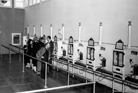 Kuvøsebørn udstillet på Coney Island. Couneys kuvøser var langt forud for den teknologi, som samtidens hospitaler benyttede, og på hans udstillinger var der flere sygeplejersker pr. patient, bedre hygiejne og bedre ernæring end på de fleste hospitaler. Foto: New York Historical Society.