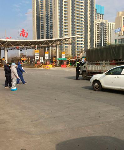 Typisk kontrolpost, hvor temperaturen måles, og man skal bevise, at man har sine papirer i orden.