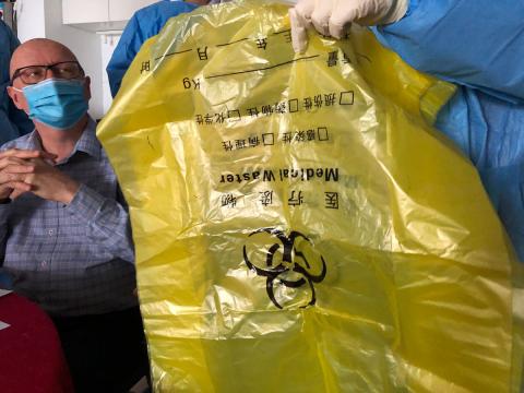 Alt det almindelige affald, som vi producerer i løbet af dagen, bliver betragtet som »medical waste”, også en appelsinskræl. Det hele skal opsamles i respektive poser, som sættes uden for døren og vil blive opsamlet af respektive myndigheder.