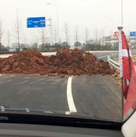 Man har effektivt har lavet en blokering af motorvejen ved simpelthen at hælde jord på vejbanen. Opdagede det i sidste øjeblik og måtte så vende rundt og køre som en anden spøgelsesbilist mod trafikken. Heldigvis var der kun én modkørende, og intet skete. Læg mærke til, at jeg har sat flag på diplomatbilen. Det er normalt ikke noget, man må. Det her var dog en helt særlig situation, hvor det handlede om at vise, at det her drejede sig om en godkendt diplomatisk arbejdsopgave.
