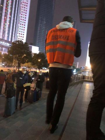 Vi havde aftalt flere opsamlingssteder med det franske generalkonsulat, som vi kunne sende danskere til for at få dem med et fransk fly ud af Wuhan. Som de eneste diplomater havde vi tydelige orange veste på, hvilket gjorde, at samtlige EU-borgere benyttede min kollega og mig som rådgivere. Jeg står med hovedet nede i mobilen og koordinerer praktikaliteter, så danske borgere havde de nødvendige dokumenter for at komme med flyet. Det var et helt fly fyldt med europæere, der skulle afsted den nat.